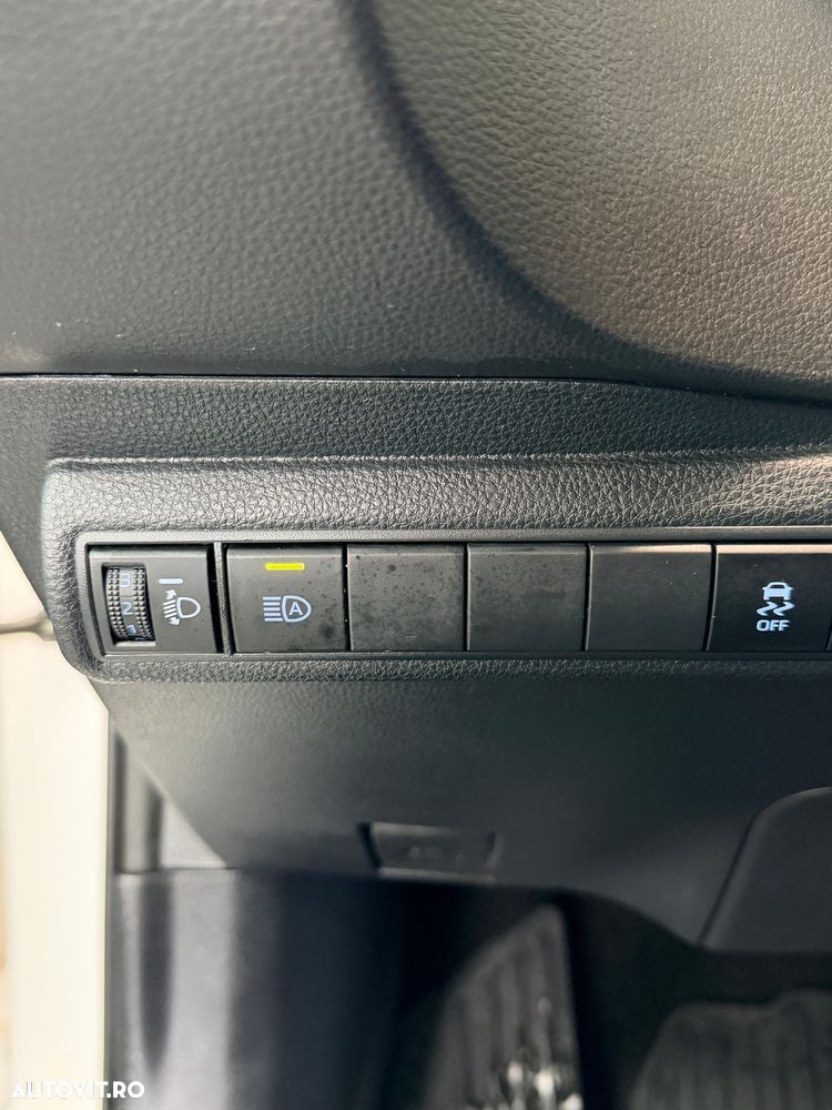 Toyota Corolla 1.8 HSD Business - 28