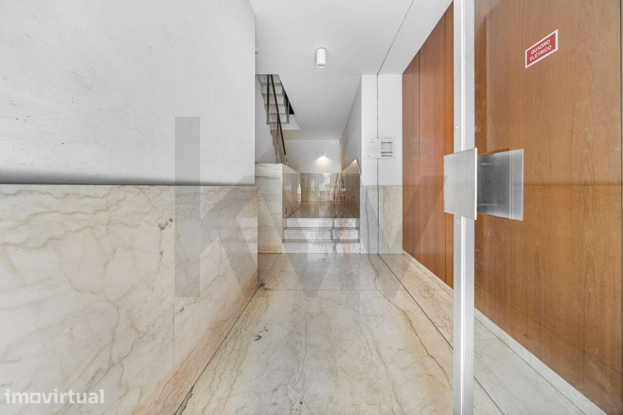 T3 Remodelado com Duas Garagens Box - Elegância Contemporânea em Matos - Grande imagem: 2/31