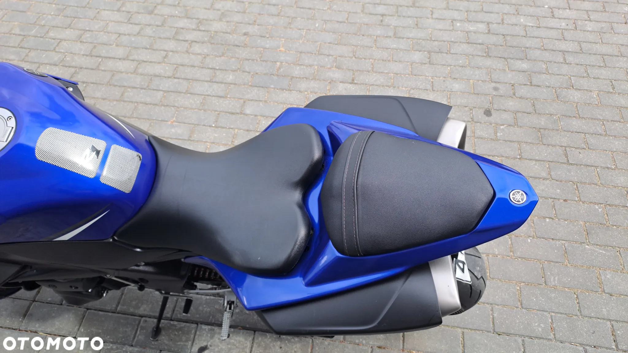 Yamaha R1 - 25