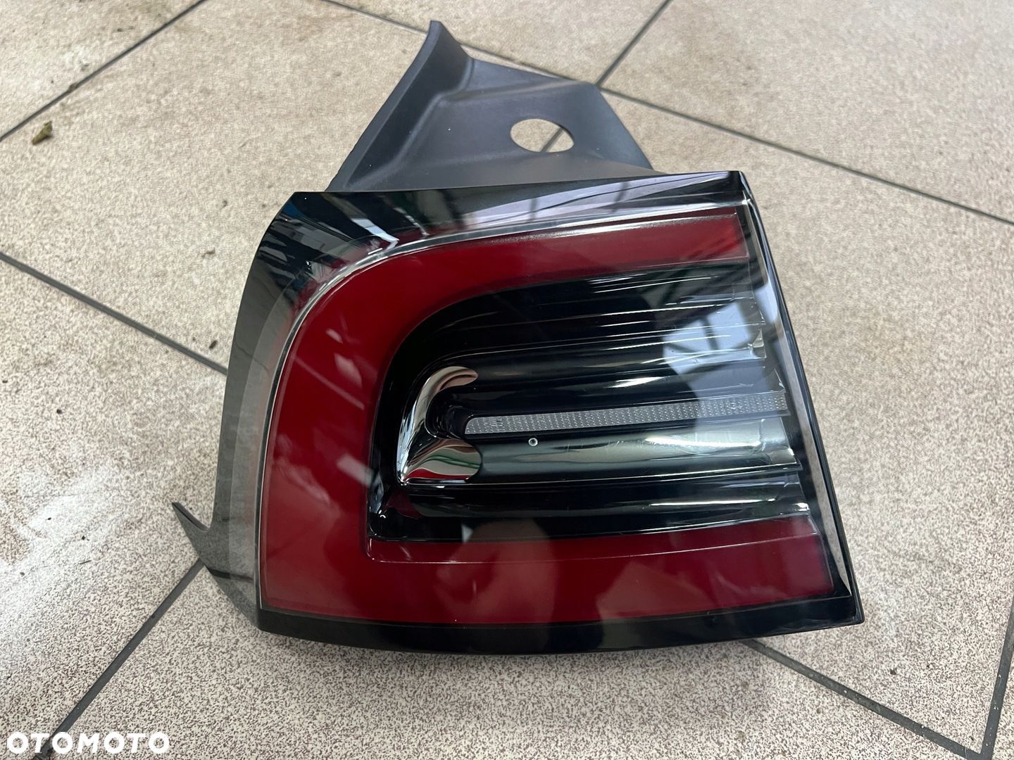 TESLA MODEL 3 Y 20- LAMPA LEWA TYŁ Z BŁOTNIKA LED EUROPA 1502086-00-D - 1