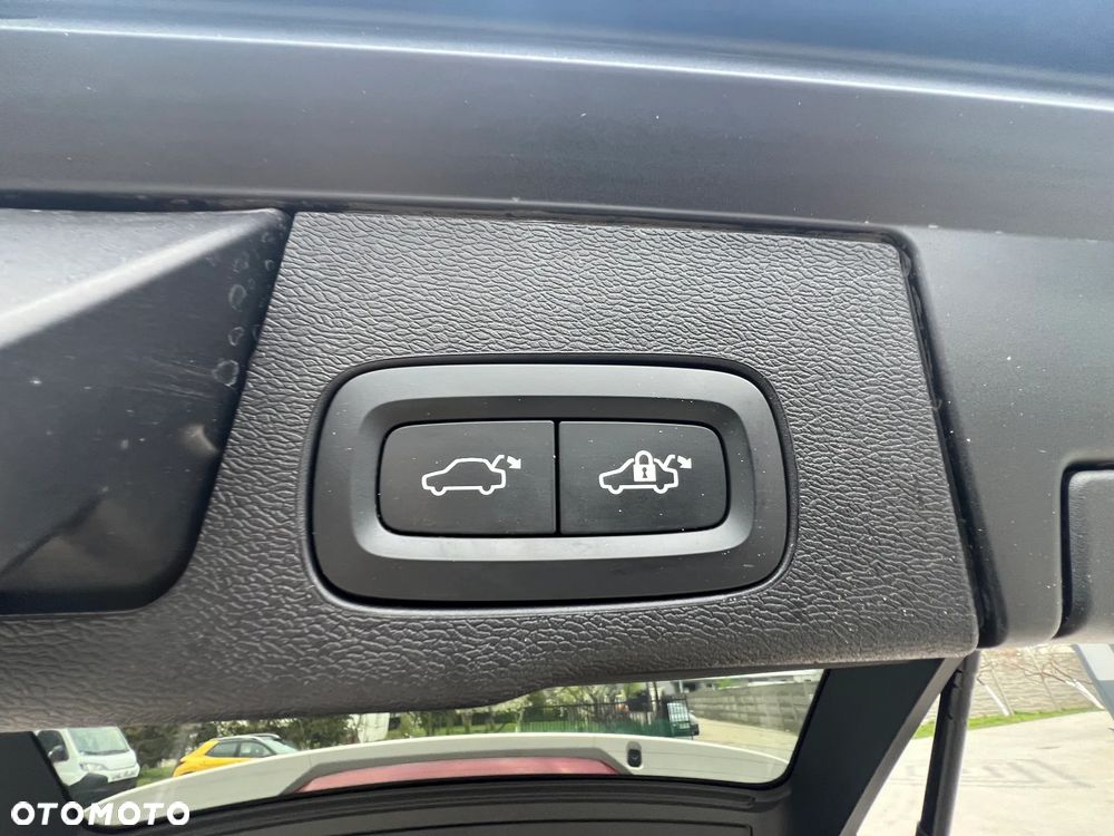 Volvo XC 60 B4 D AWD Plus Dark - 23