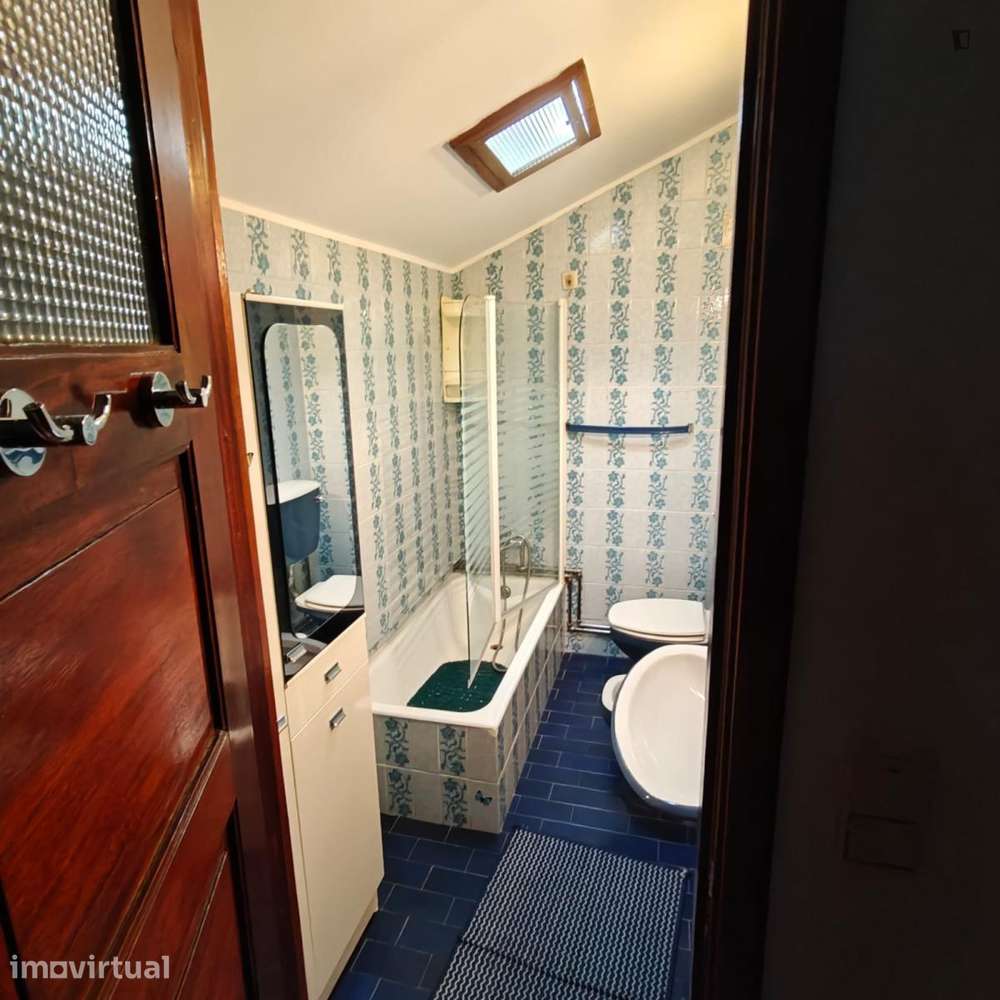 Quarto - localizado em Santa Marinha Porto - Grande imagem: 3/9
