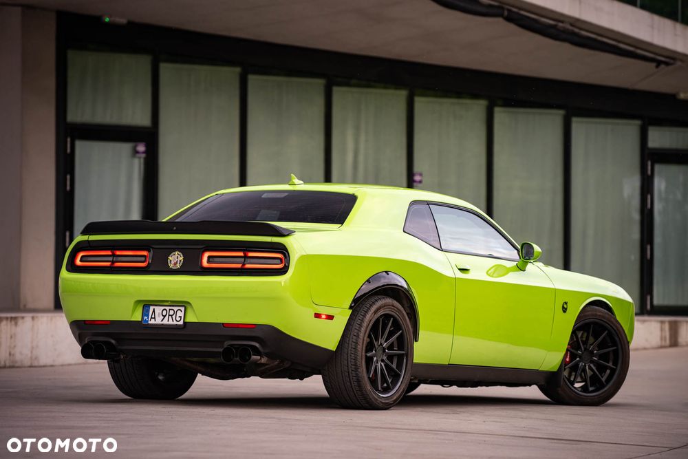 Dodge Challenger - 11