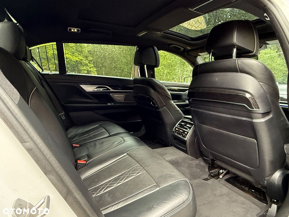 BMW Seria 7 750Li xDrive - 29