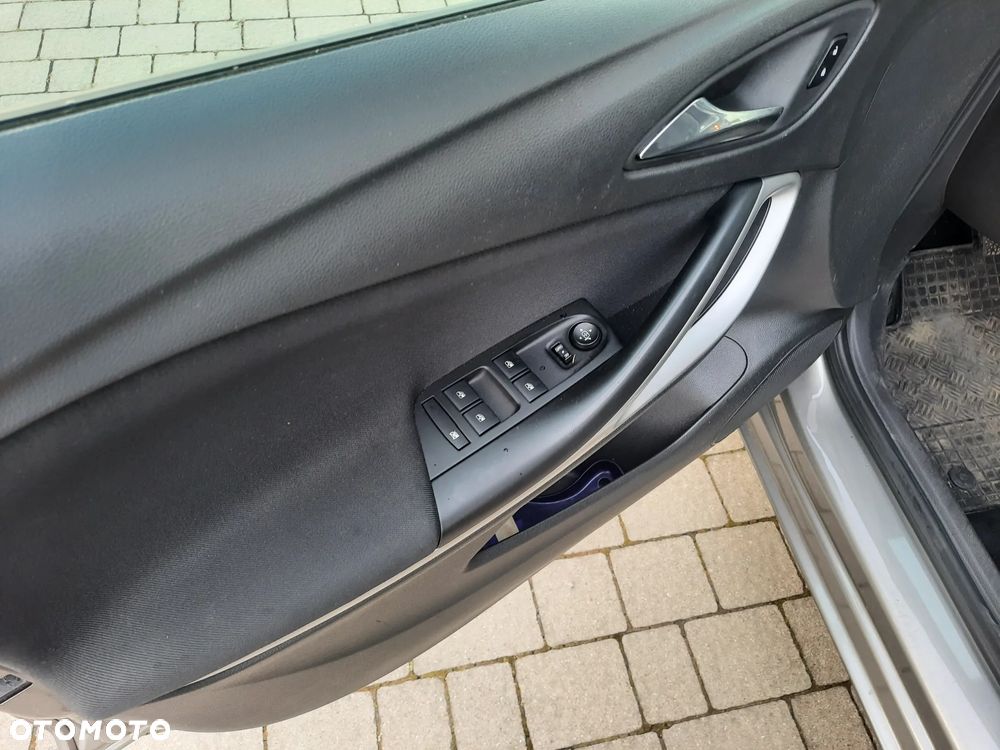 Opel Astra 1.4 T 120 Lat - 11