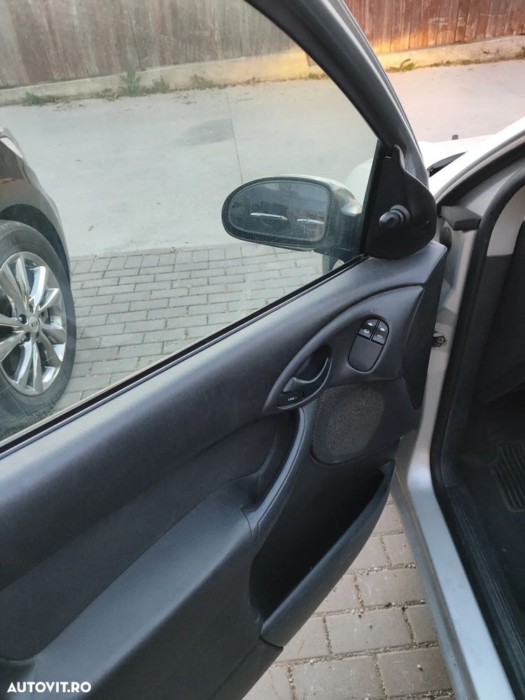 Ford Focus ver-1-6-16v-ambiente - 10