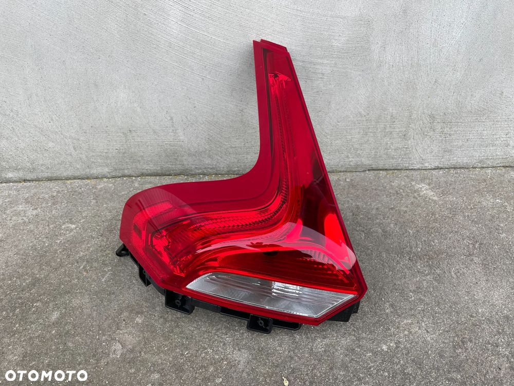 LAMPA TYLNA LEWA VOLVO V40 HB  2012-- NOWA AL LED - 1