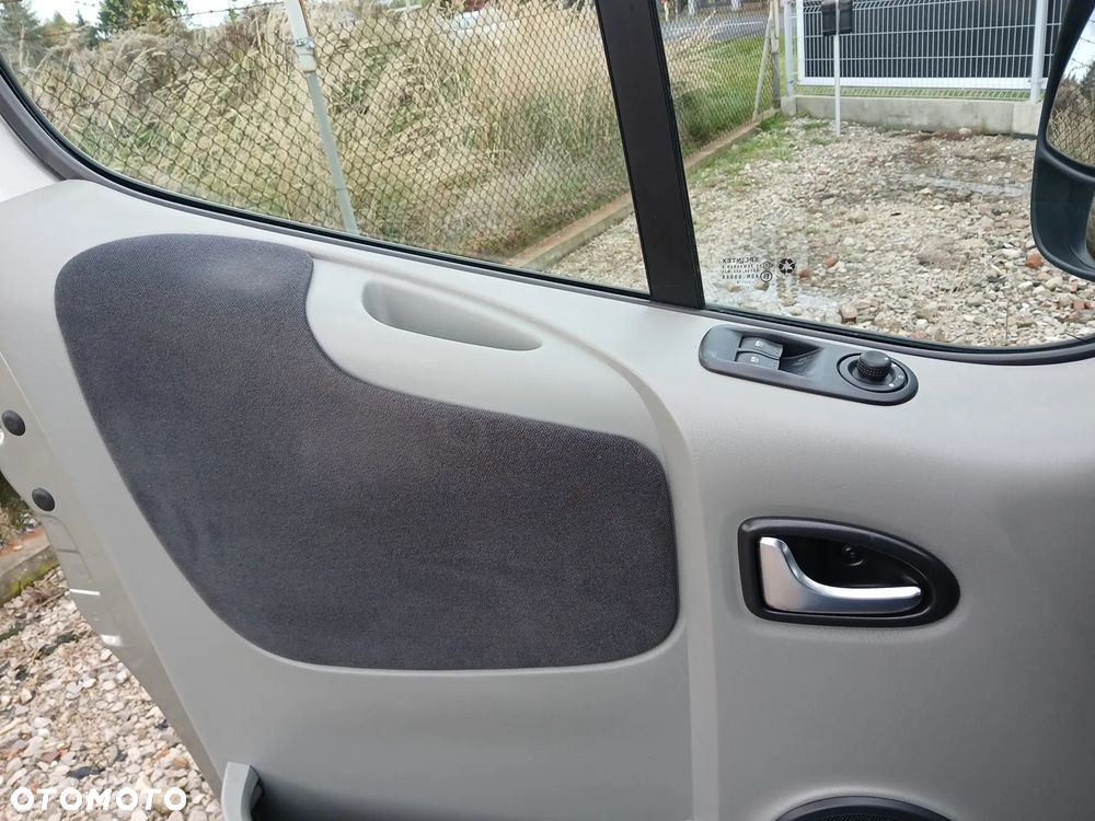 Renault Trafic 2.0 dCi 115 FAP Passenger Black Edition - 34