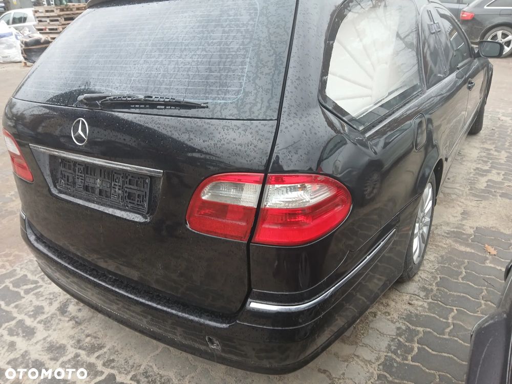 MERCEDES W211 KOLOR NIECZYTELNY maska pokrywa silnika klapa bagażnika zderzak lampa reflektor pas przedni stop lampy halogeny przeciwmgłowe odblaski grill atrapa znaczek błotnik  błotniki drzwi zbiornik wlew paliwa szyba lusterko klamka klamki zamek centralny klapa blenda nadkole osłona - 3