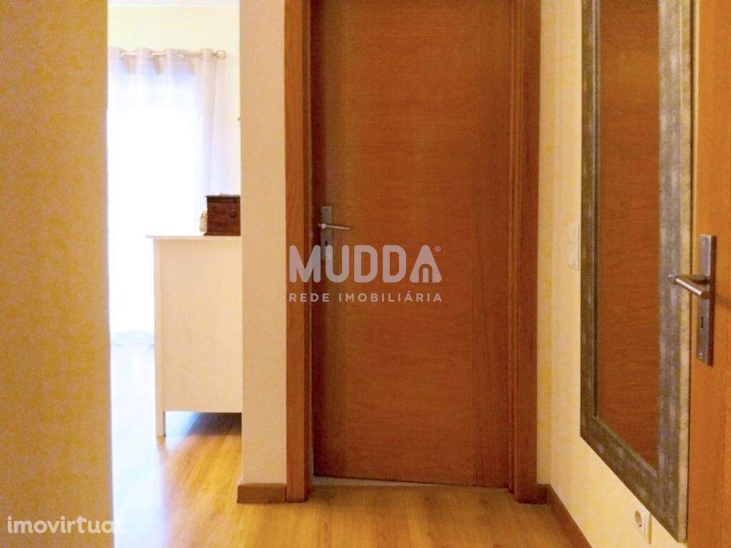 Moradia T3 Contemporânea com Suite, Painéis Solares, Garagem e Terraço - Grande imagem: 3/32