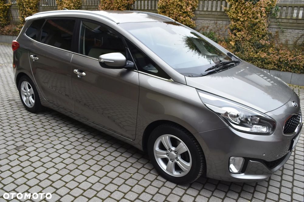 Kia Carens - 11