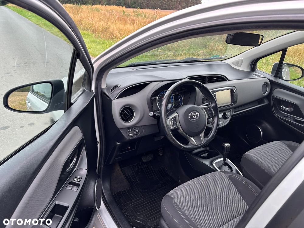 Toyota Yaris Hybrid 100 Sol - 13
