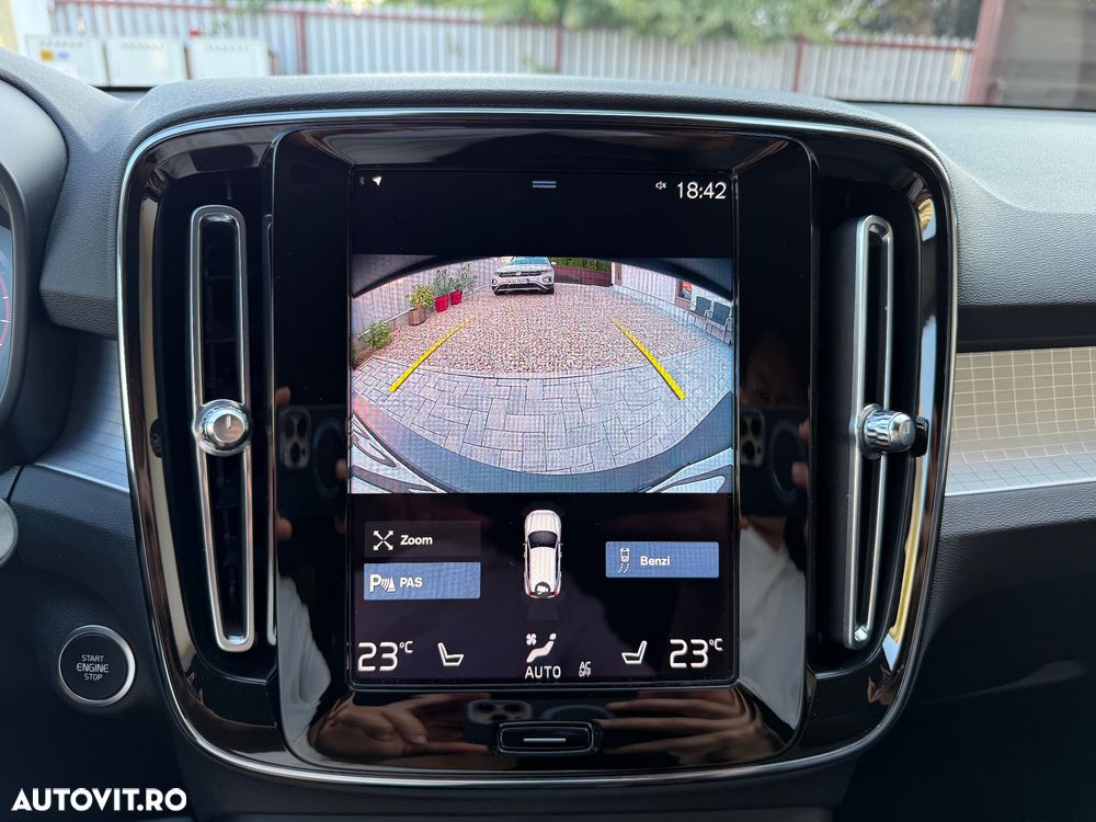 Volvo XC 40 B4 AT8 AWD Mild Hybrid Momentum Pro - 13