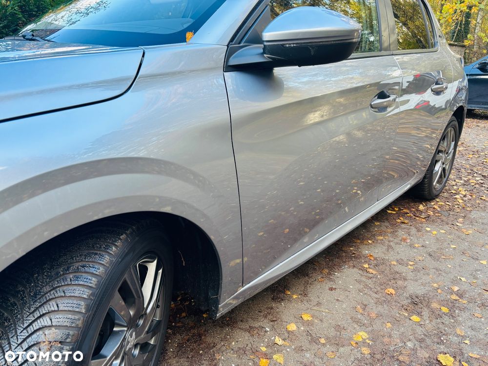 Peugeot 208 PureTech 100 EAT8 Allure - 21