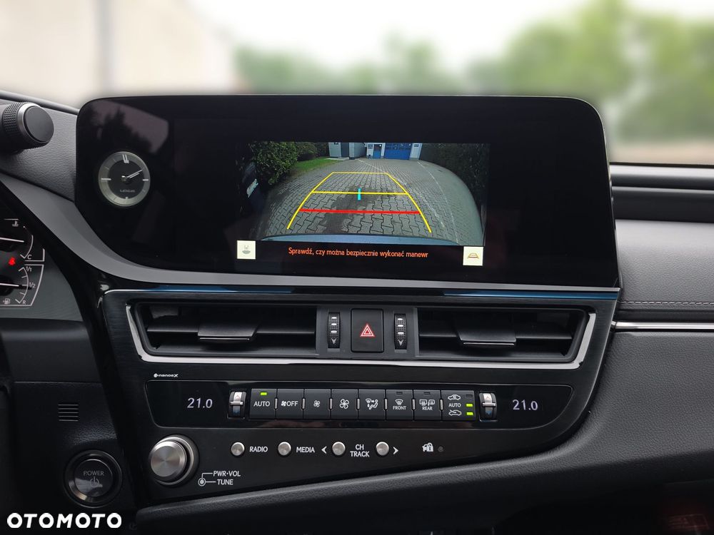 Lexus ES 300h Business Edition - 12