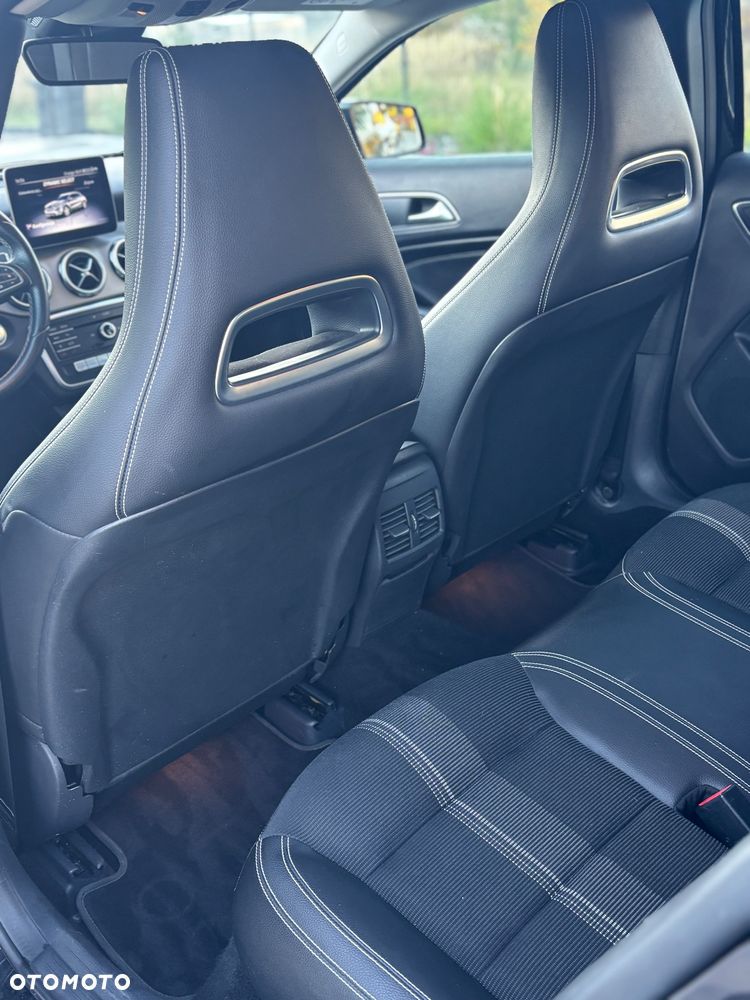 Mercedes-Benz GLA 180 7G-DCT Urban - 12