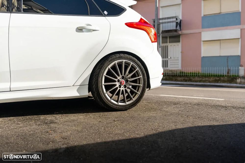 Ford Focus 2.0 EcoBoost ST c/ Pack Pele Desportiva - 40
