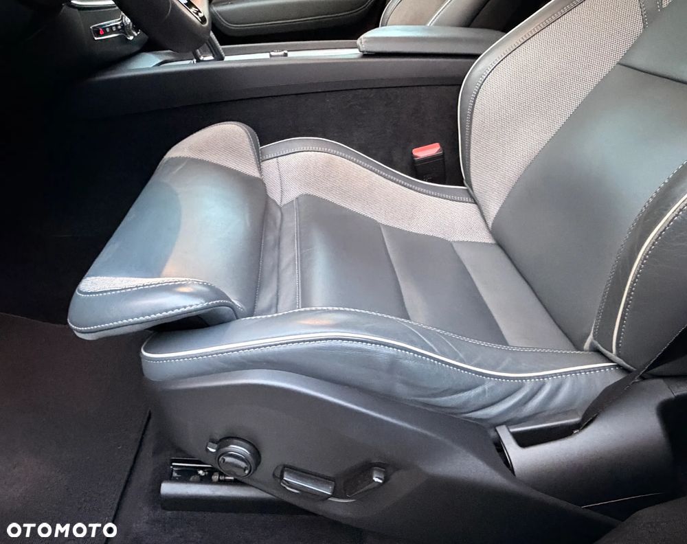 Volvo XC 60 B4 D AWD Plus Dark - 21