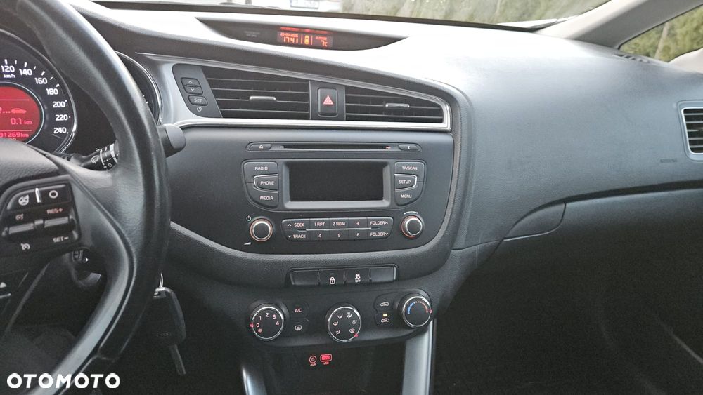 Kia Ceed 1.4 CVVT Dream Team Edition - 10