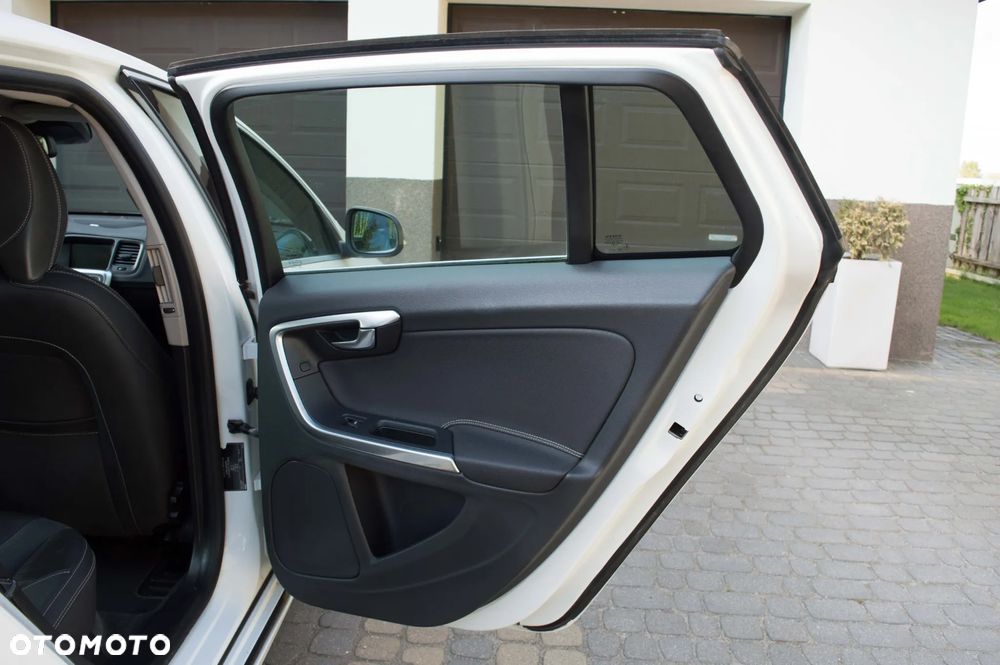Volvo V60 D4 Geartronic RDesign - 32
