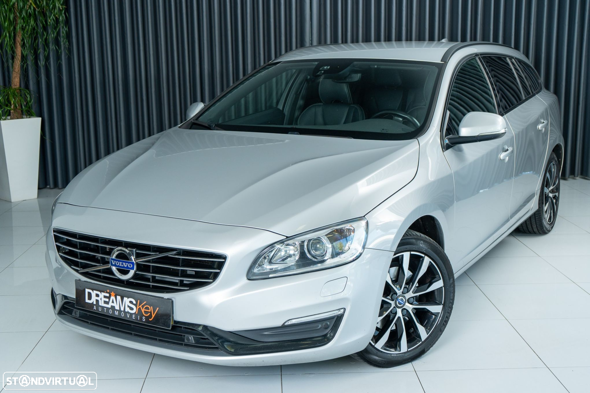 Volvo V60 2.0 D3 Momentum Geartronic - 17