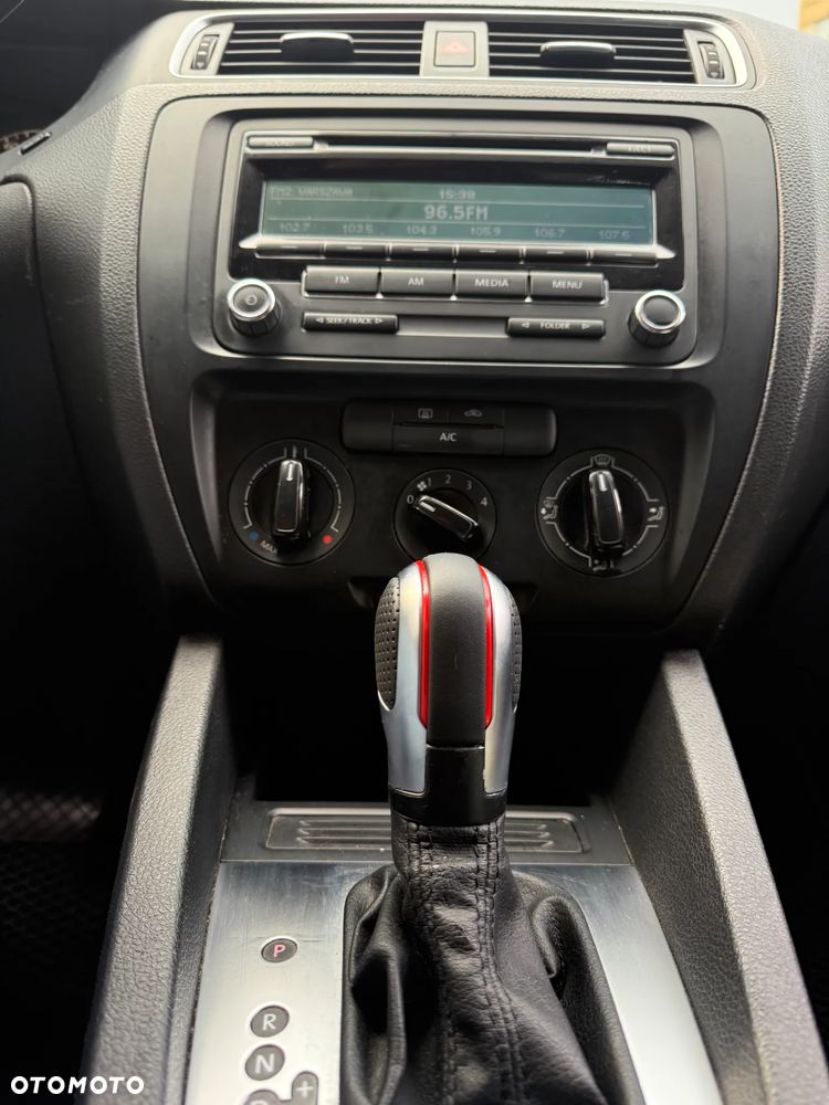 Volkswagen Jetta - 8
