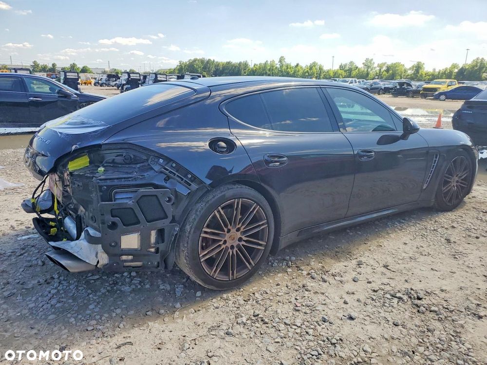 Porsche Panamera - 4