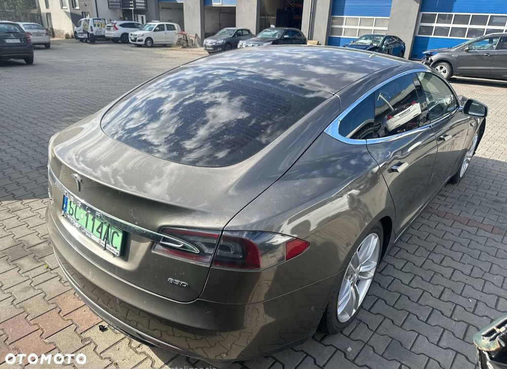 Tesla Model S - 7