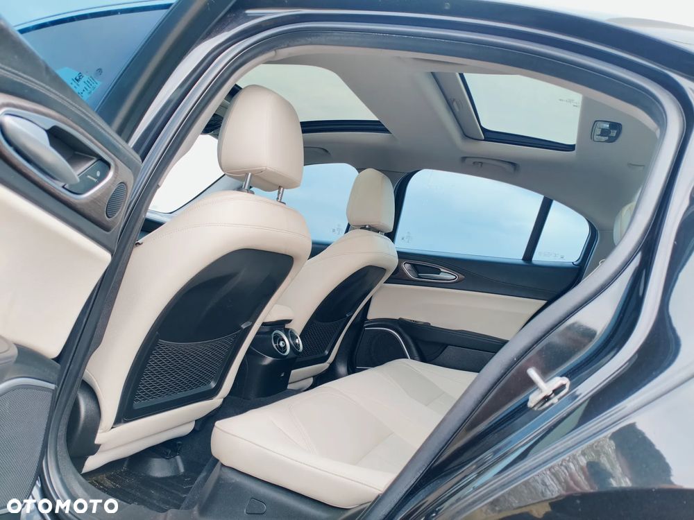 Alfa Romeo Giulia 2.0 Turbo TI Q4 - 11