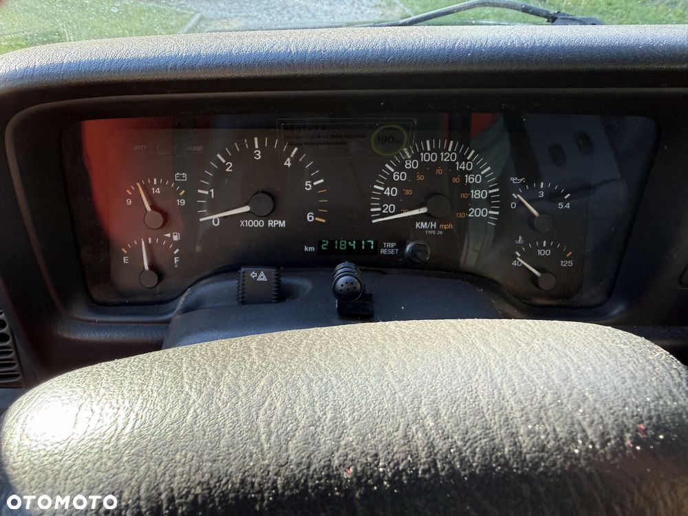 Jeep Cherokee - 31