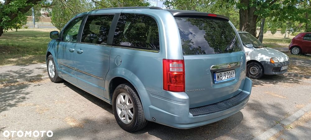 Chrysler Town & Country - 7