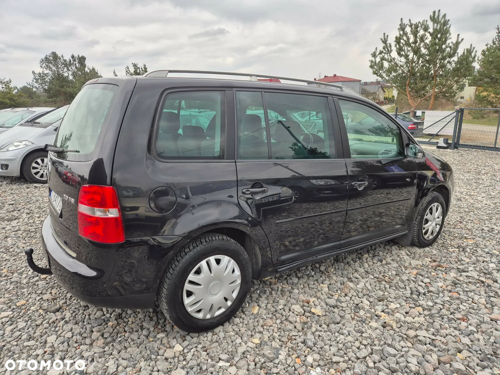 Volkswagen Touran 2.0 FSI Highline - 10