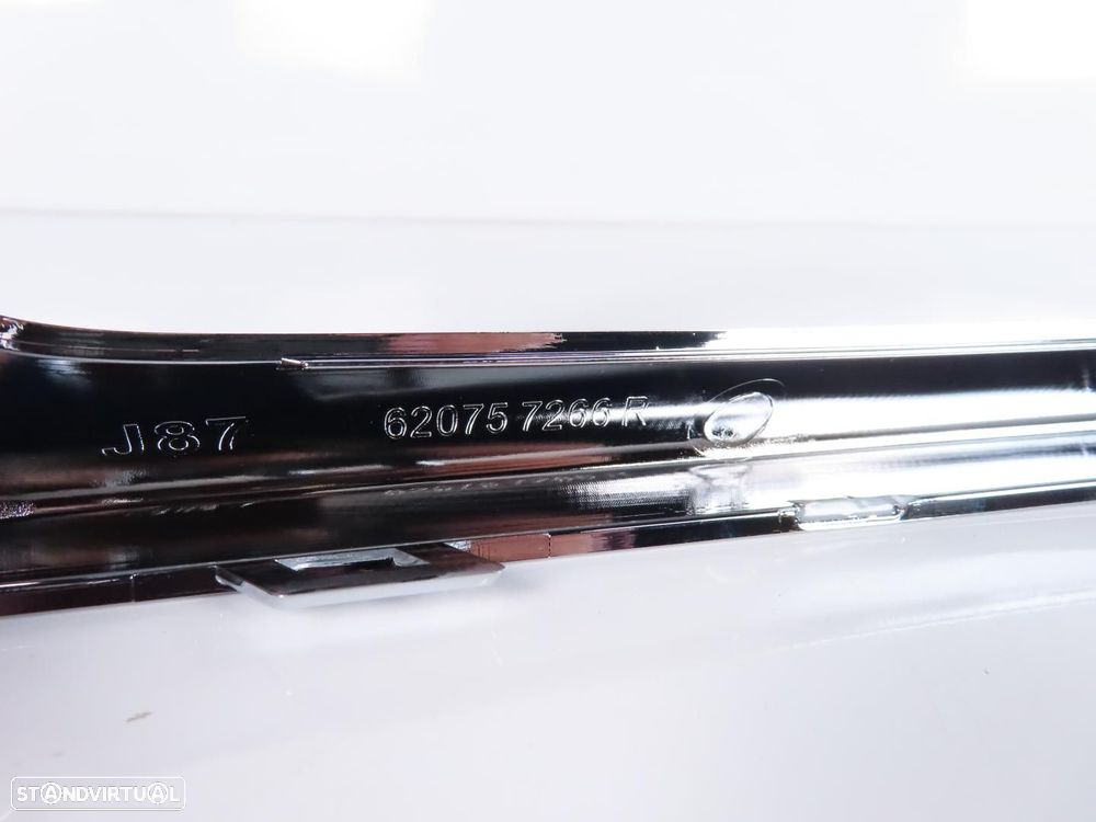 Friso parachoques Grelha Nevoeiro Direito/Frente Usado / Original RENAULT CAPTUR... - 3