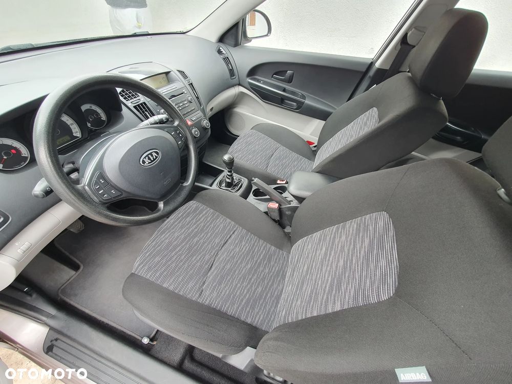Kia Ceed - 11