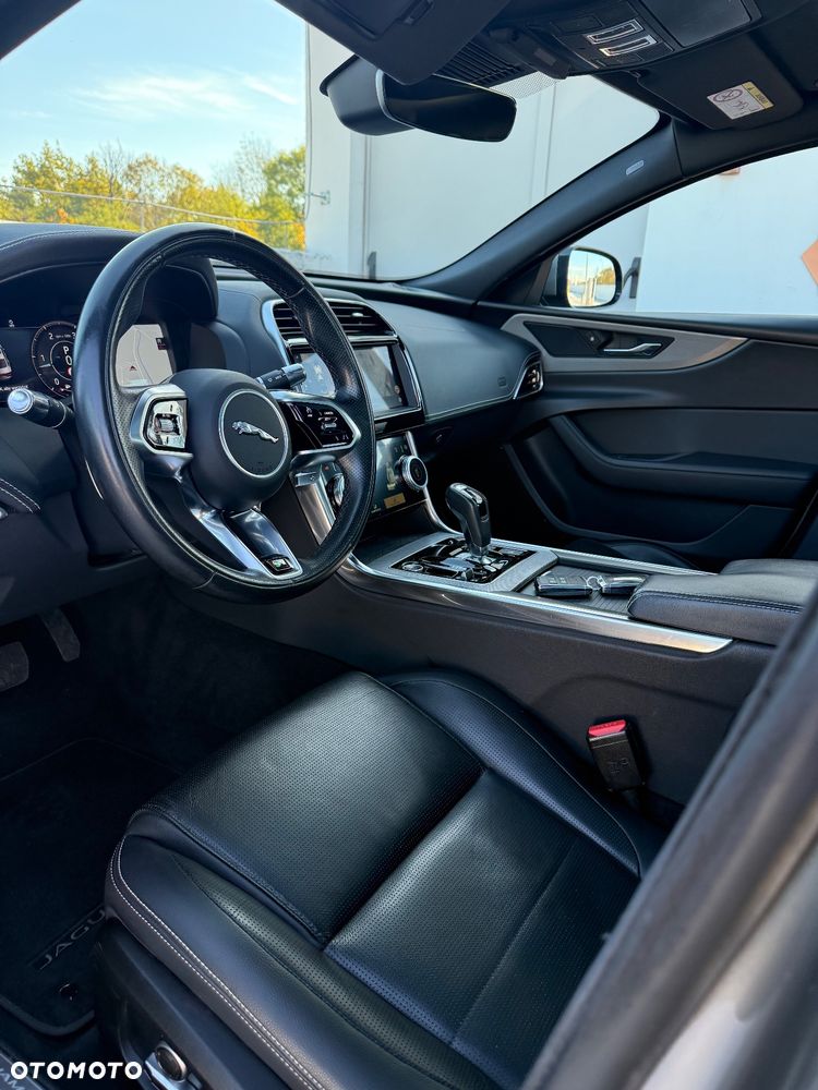 Jaguar XE D200 R-Dynamic HSE - 21