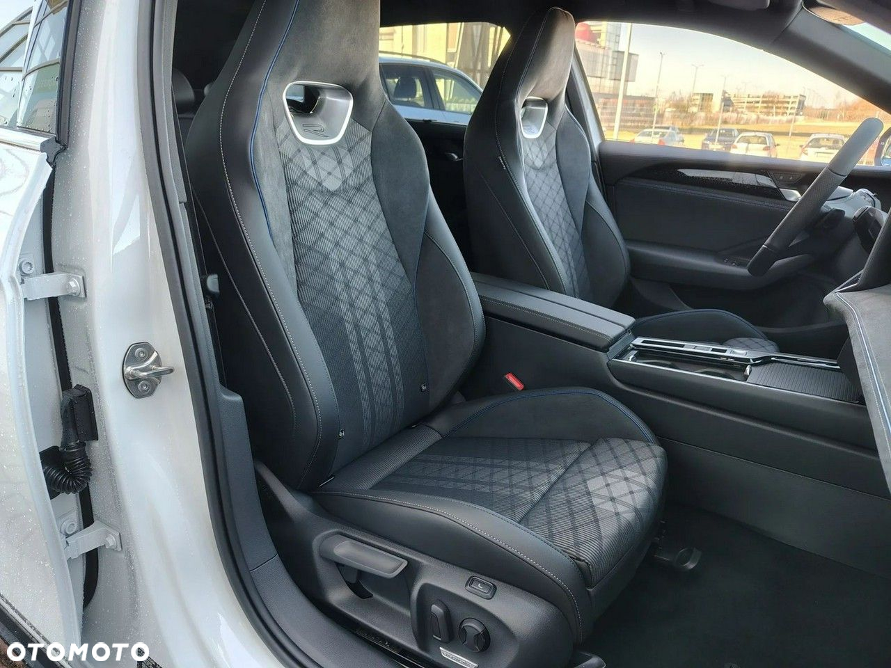 Volkswagen Passat 2.0 TDI SCR 4Mot R-Line Plus DSG - 9
