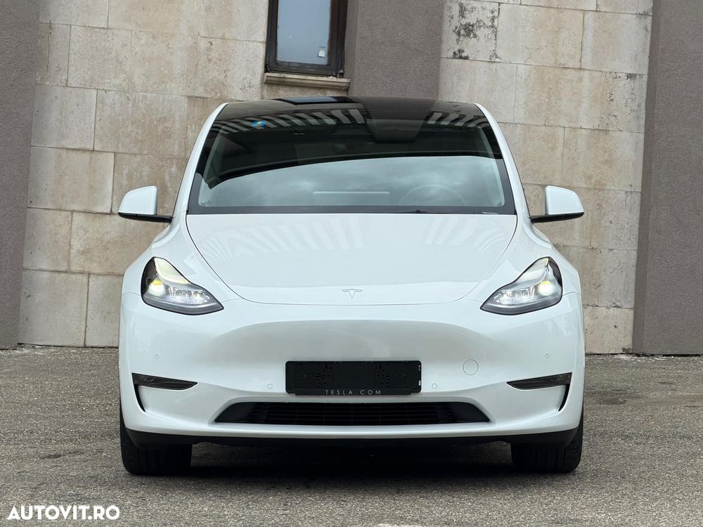 Tesla Model Y - 8