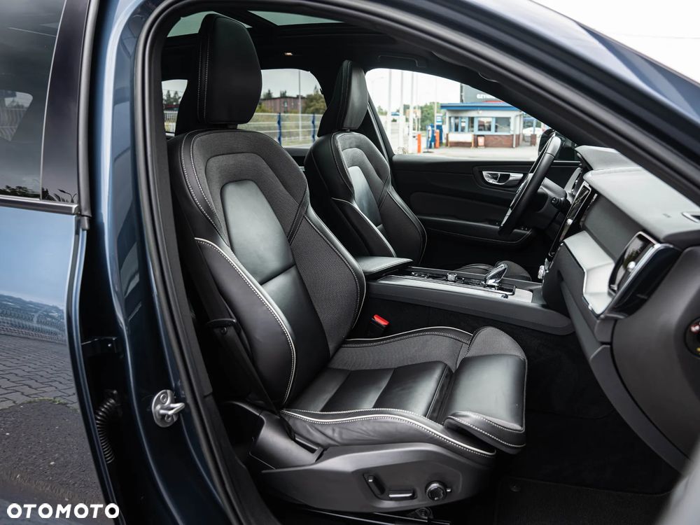 Volvo XC 60 B4 D Plus Dark - 26