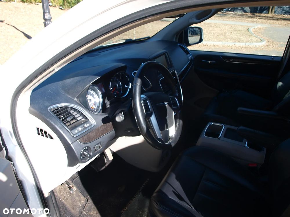 Chrysler Town & Country - 27