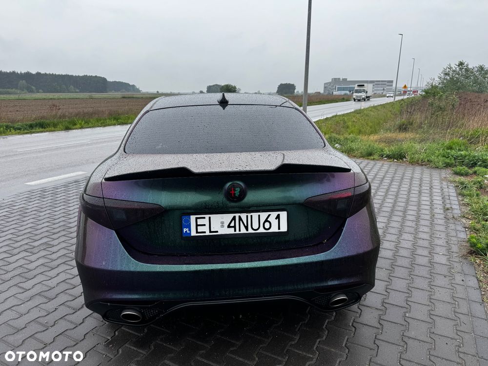 Alfa Romeo Giulia 2.0 Turbo 16V AT8-Q4 Intensa - 8