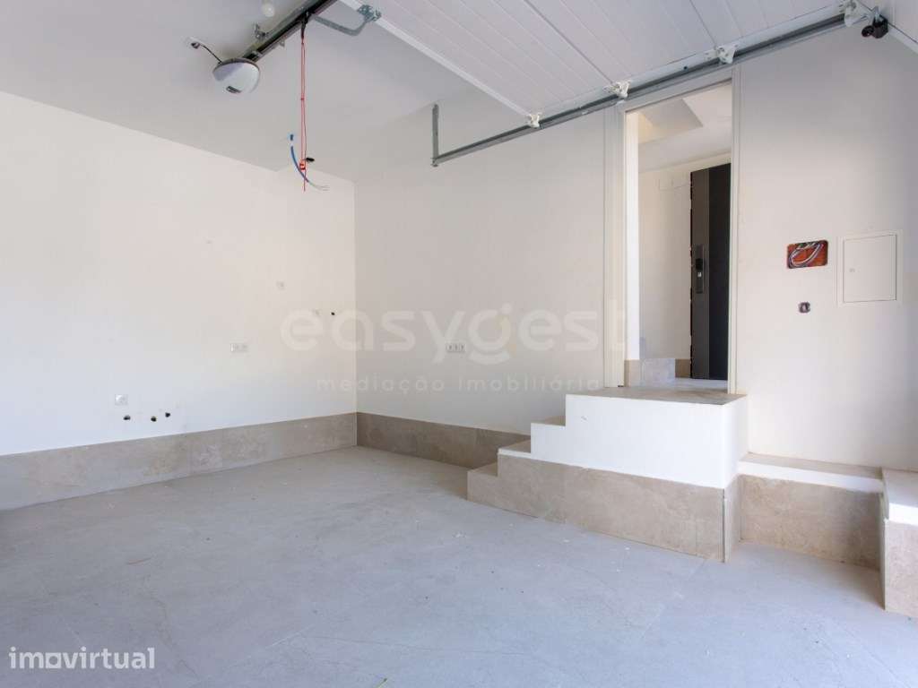 Moradia Independente T3+1, totalmente Remodelada, com Jardim, Garag... - Grande imagem: 3/48