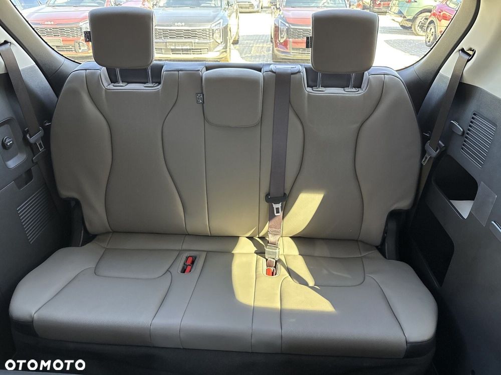 Kia Carnival - 37