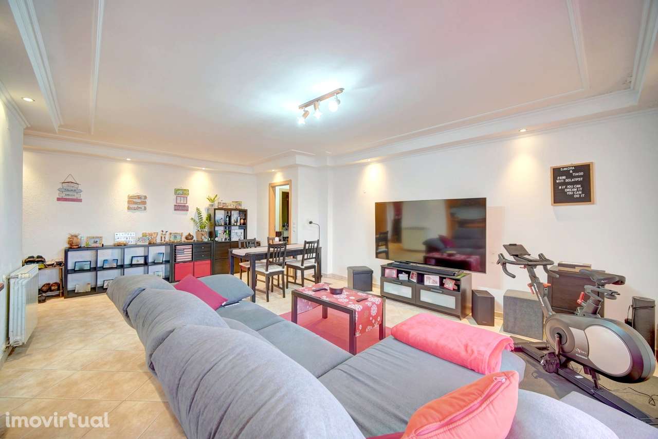 **Apartamento T2 com Parqueamento na Urbanização da Cavaleira** - Grande imagem: 3/22