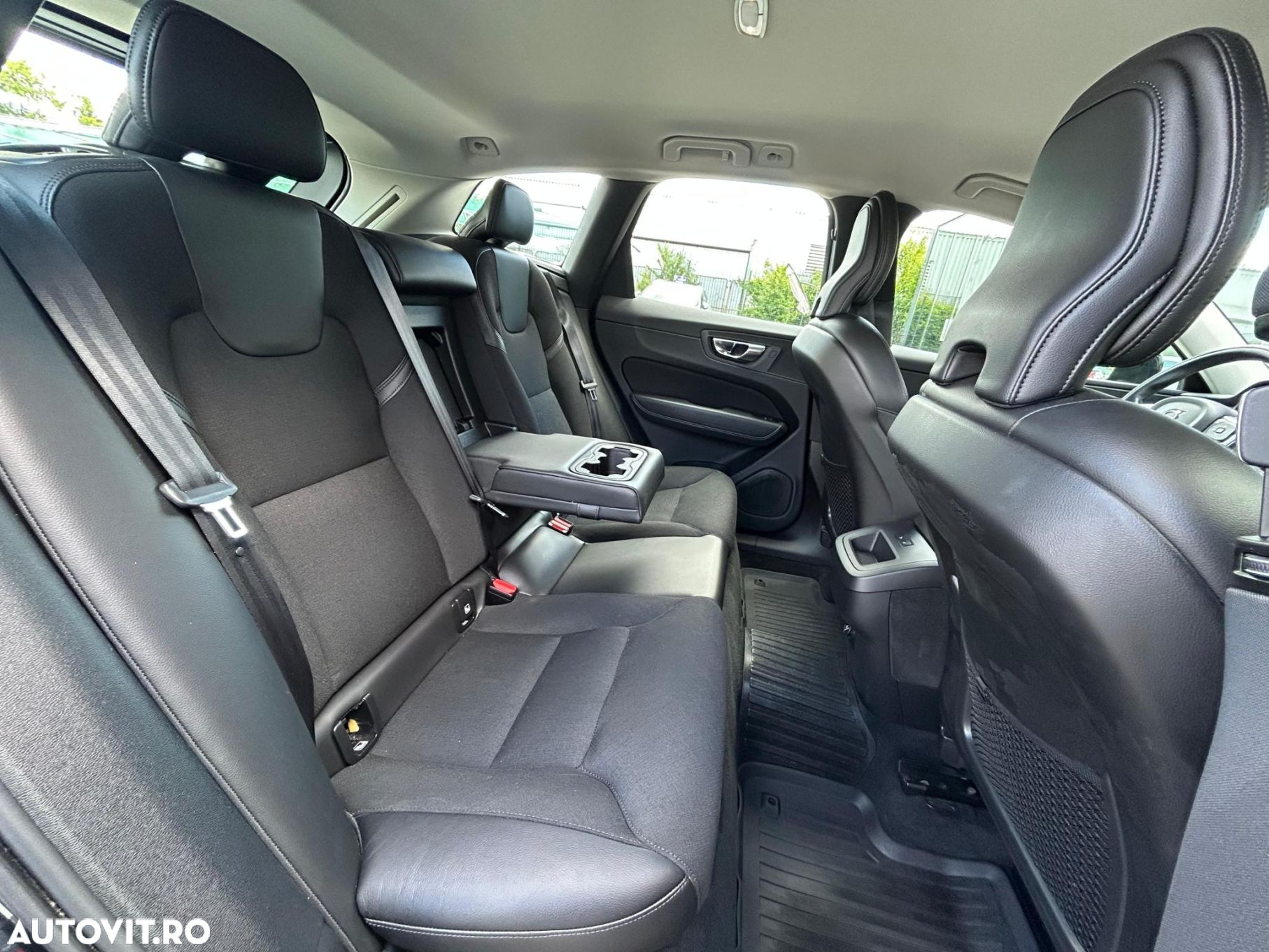 Volvo XC 60 B4 MHEV AWD Momentum Pro - 16