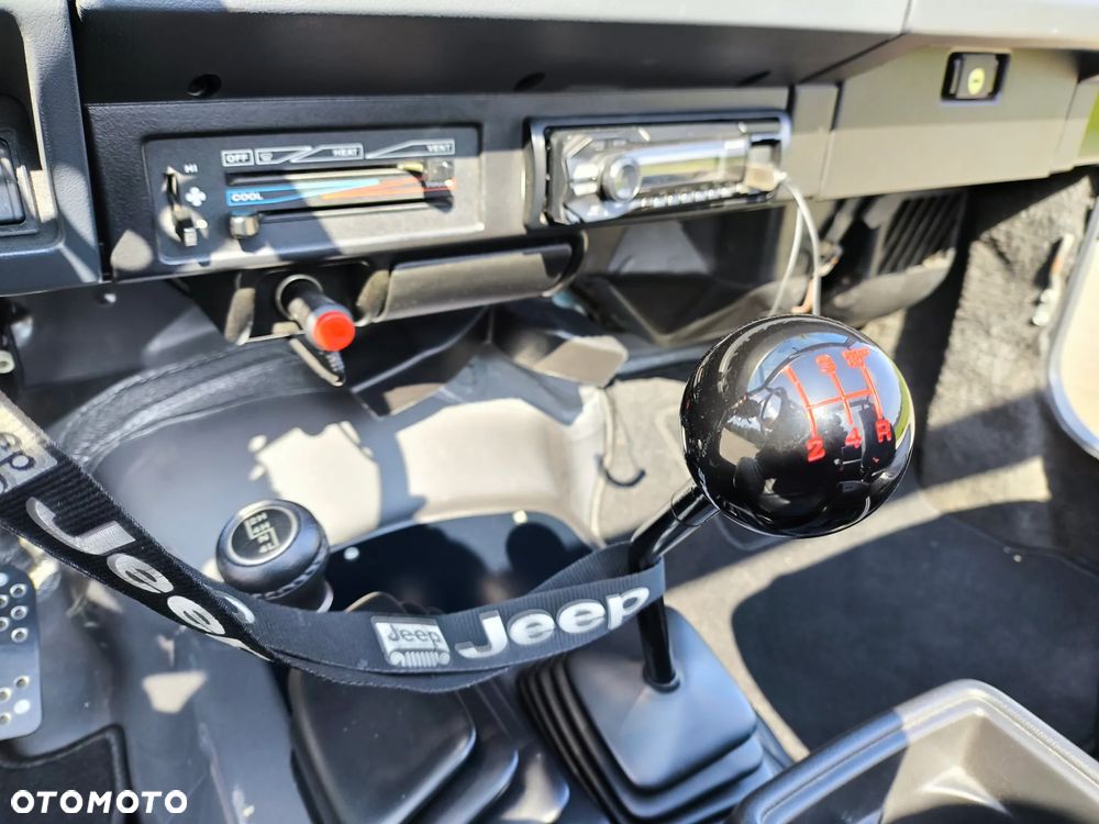 Jeep Wrangler 2.5L - 10