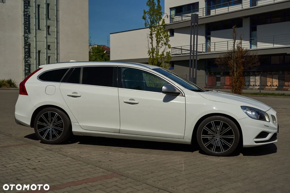 Volvo V60 D5 R-Design - 6
