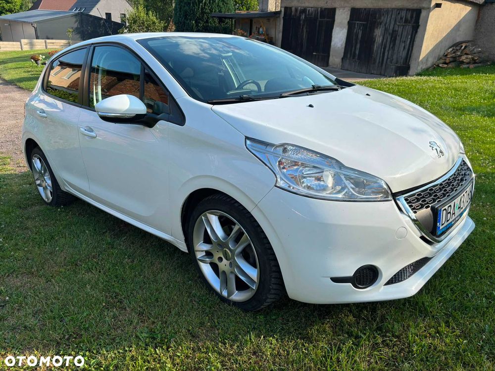 Peugeot 208 - 1