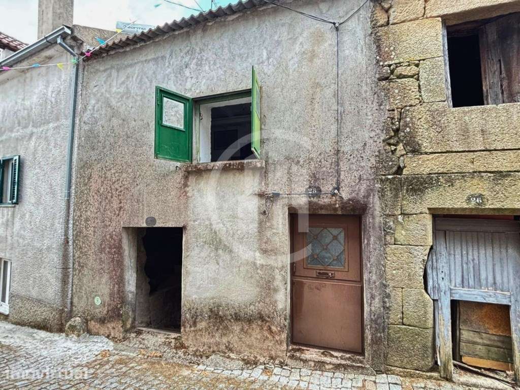 Casa em Peraboa para investimento ou reabilitação