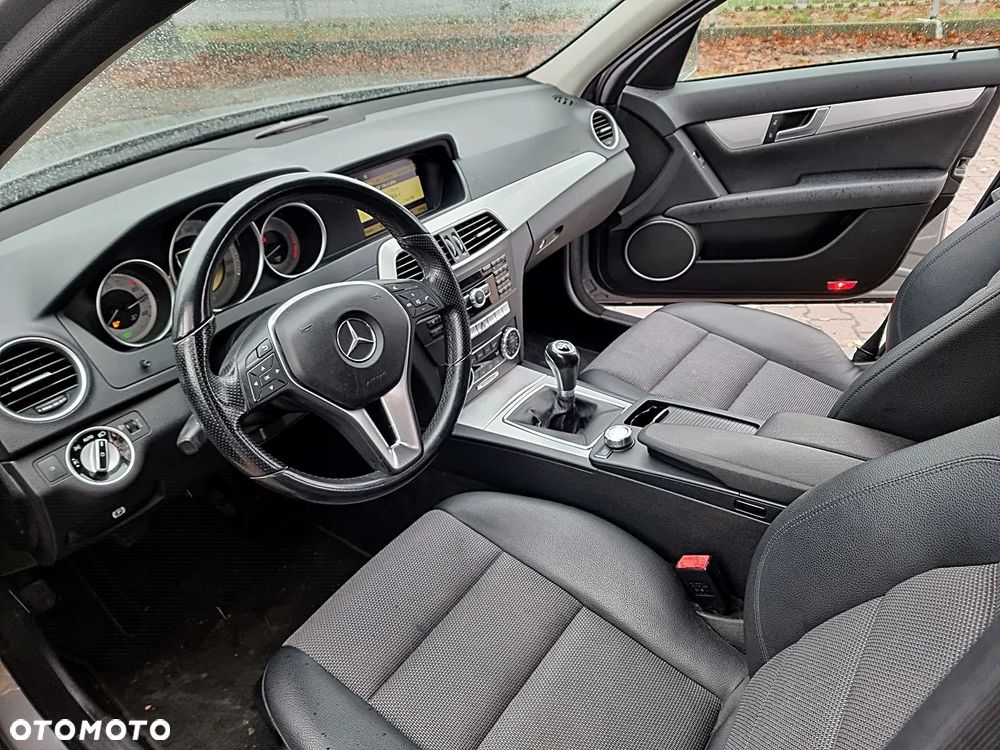 Mercedes-Benz Klasa C 180 CGI BlueEFFICIENCY Avantgarde - 22