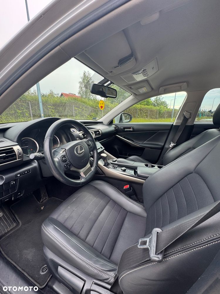 Lexus IS 300h Prestige - 11